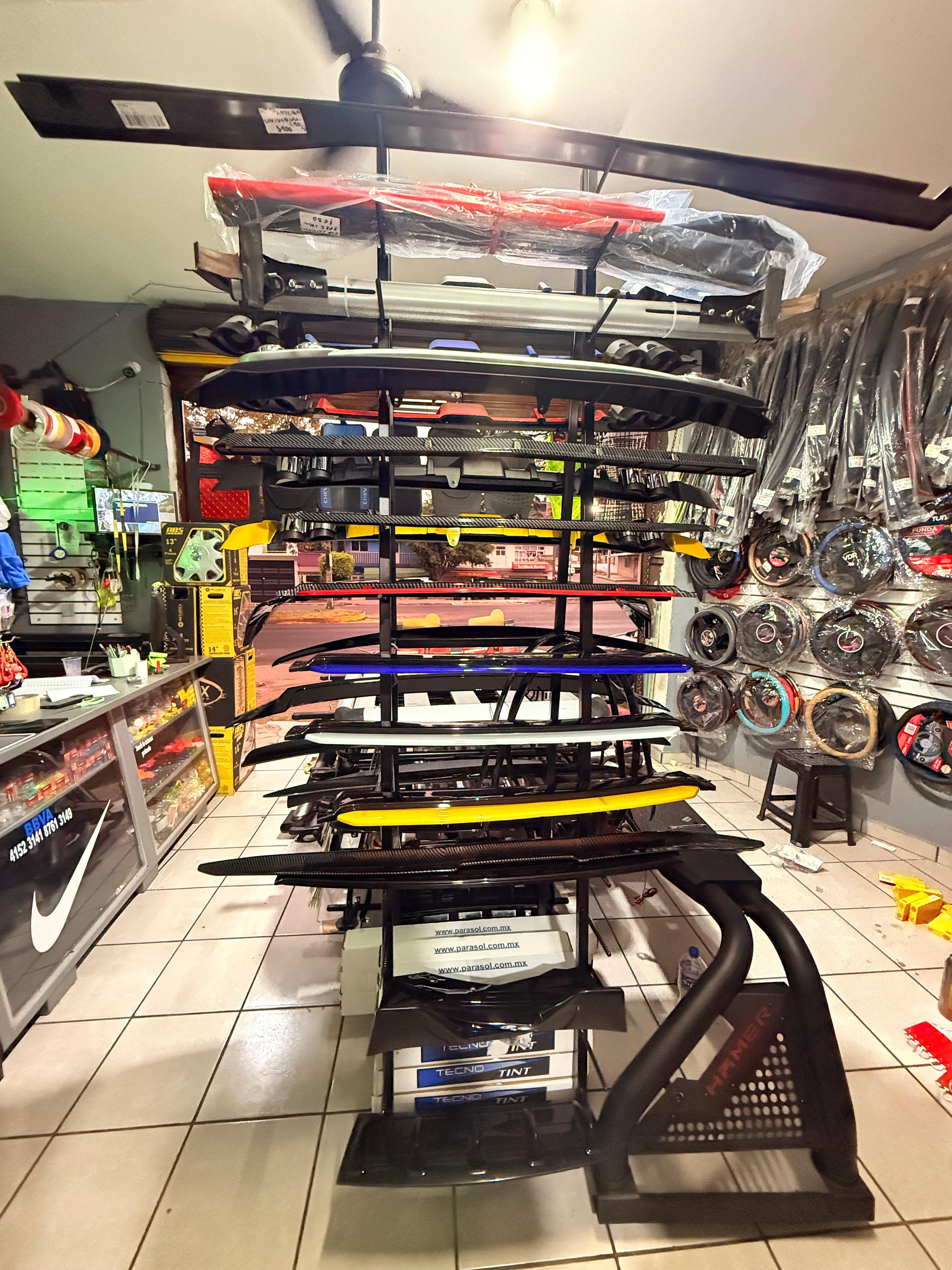 Interior de la Tienda con Estanterías